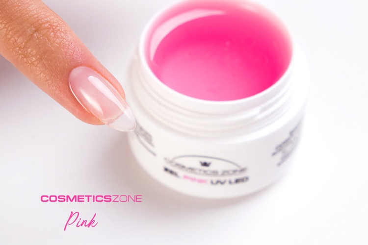 Paznokieć przedłużony za pomocą różowego przezroczystego żelu samopoziomujacego