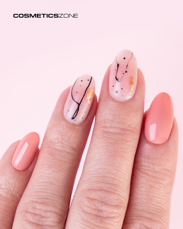 Paznokcie przedłużone żelem budującym z pamięcią cieczy. Manicure z wykorzystaniem żelu w kolorze jasny koralowy i brzoskwiniowego lakieru hybrydowego.