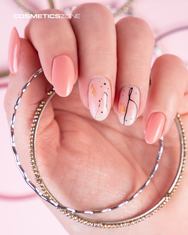 Paznokcie przedłużone żelem budującym z pamięcią cieczy. Manicure z wykorzystaniem żelu w kolorze jasny koralowy i brzoskwiniowego lakieru hybrydowego.
