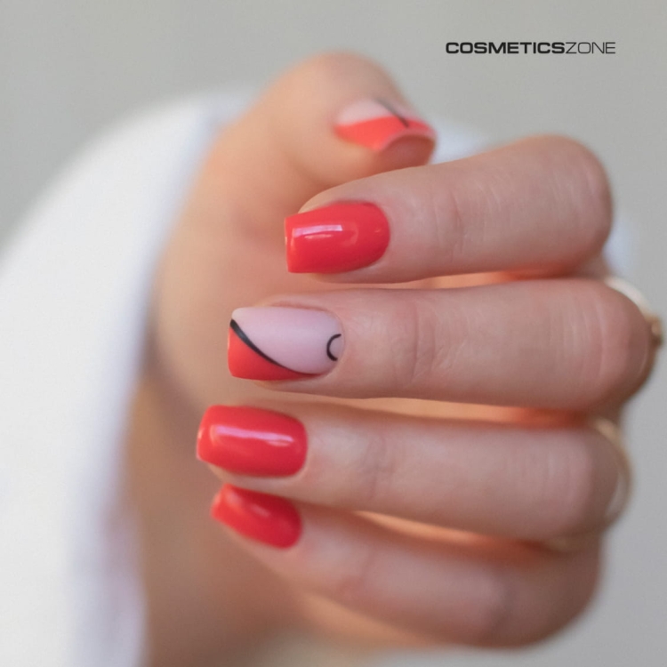 Stylizacja pokryta Topem Classic MAT i klasycznym w błysku TOp Classic. Wykonana lakierami hybrydowymi hipoalergicznymi:  koralowy Focus Rose A003 i czarnym Black Cat 033 Cosmetics Zone