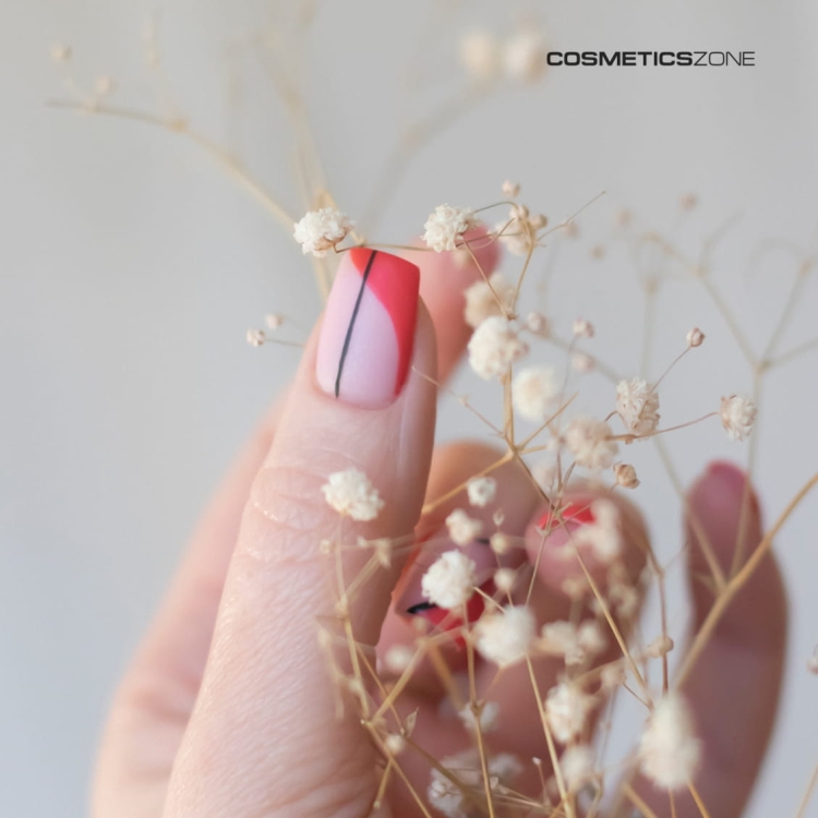 Stylizacja pokryta Topem Classic MAT. Wykonana bazą Gelly Be i lakierami hybrydowymi hipoalergicznymi:  koralowy Focus Rose A003 i czarnym Black Cat 033 Cosmetics Zone