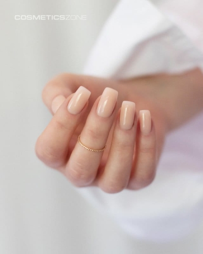 Manicure żelowy. Paznokcie przedłużone żelową bazą hipoalergiczną Gelly Be Plus w kolorze brzoskwiniowym