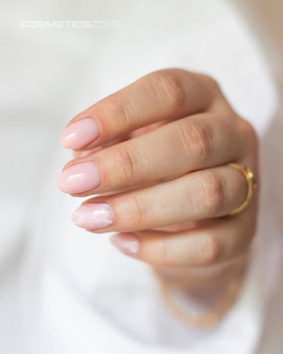 Manicure żelowy wykonany żelową bazą hipoalergiczną do przedłużania paznokci Gelly Be Plus w kolorze koralowym