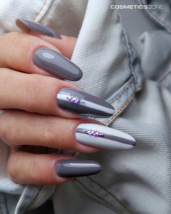 Manicure hybrydowy. Paznokcie pomalowane lakierem hybrydowym hipoalergicznym w kolorze popielaty szary. Wykonanie: @agnese_nailartist