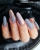 Manicure hybrydowy. Paznokcie pomalowoane lakierem hybrydowym w kolorze popielaty szary. Wykonanie: @agnese_nailartist