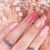 Paznokcie przedłużone żelem budującym z pamięcią cieczy. Manicure z wykorzystaniem żelu w kolorze brudnego różu i lakieru hybrydowego w kolorze ciemny różowy
