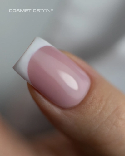 Manicure hybrydowy. Stylizacja wykonana za pomocą bazy hybrydowej w kolorze różowym