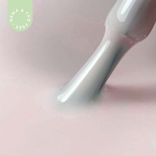 Pędzelek zanurzony w lakierze hybrydowym hipoalergicznym w kolorze mlecznym różu – French Pink 001
