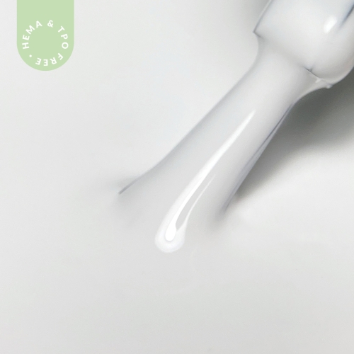 Pędzelek zanurzony w lakierze hybrydowym hipoalergicznym w kolorze białym - Intense White 003