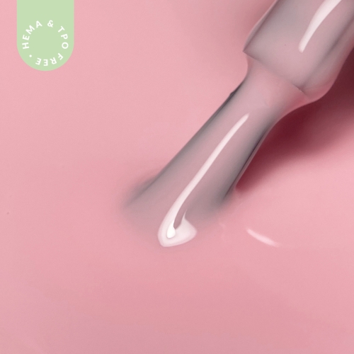 Pędzelek zanurzony w lakierze hybrydowym hipoalergicznym w kolorze jasnego różowwgo - Pink Pudding 004