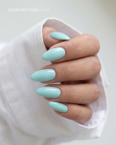 Dłonie z manicure hybrydowym w kolorze A018 Sky Whisper – pastelowa, chłodna mięta na paznokciach o migdałowym kształcie.