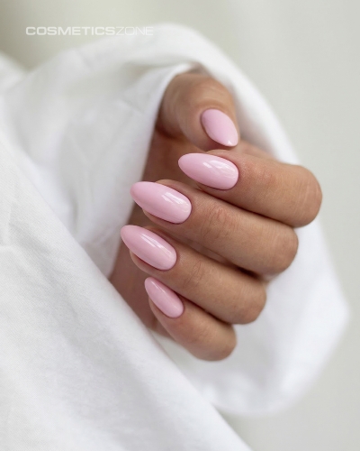 Dłonie z manicure hybrydowym w kolorze A023 Lilac Veil – delikatny, pudrowy róż z nutą lilii na paznokciach o migdałowym kształcie.