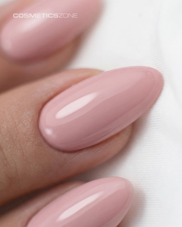 Zbliżenie na paznokcie pomalowane lakierem hybrydowym A024 Rosy Milk – delikatny, mleczny róż o kremowym wykończeniu.