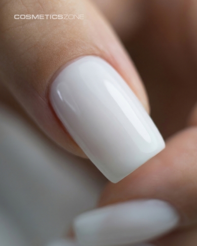Zbliżenie na paznokcie pomalowane lakierem hybrydowym A025 Vanilla Cream – czysty, mlecznobiały odcień o kremowym wykończeniu.