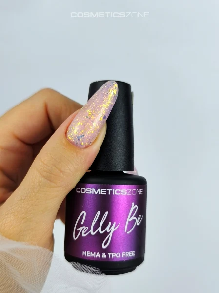 Brokatowa baza żelowa Gelly Be HEMA & TPO FREE Cosmetics Zone trzymana w dłoni z błyszczącym manicure hybrydowym. wykonanie Monika Polkowska