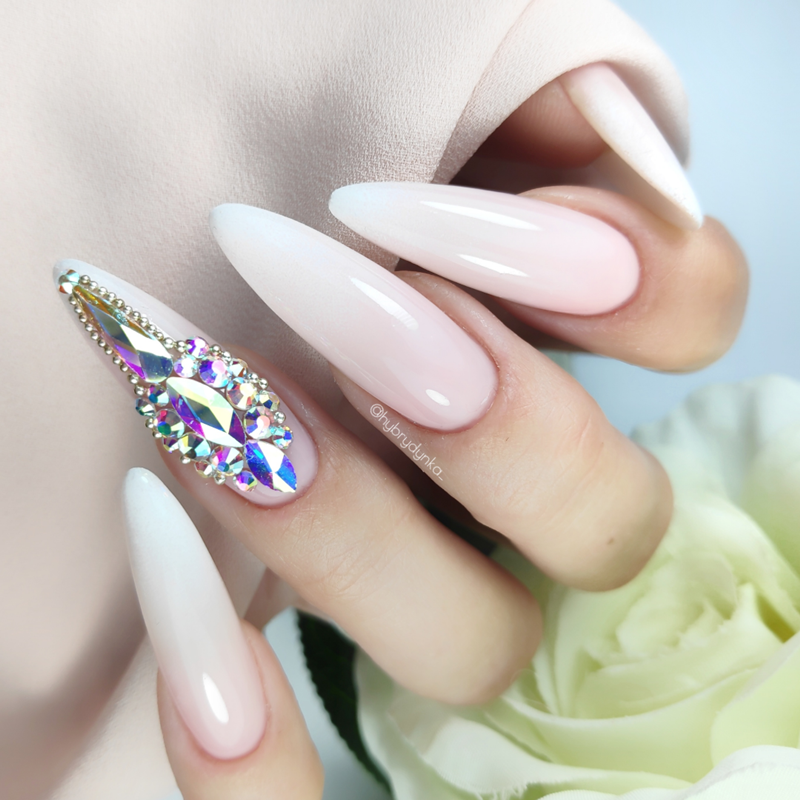 Paznokcie na ślub, elegancki manicure żelowy, paznokcie przedłużone żelem