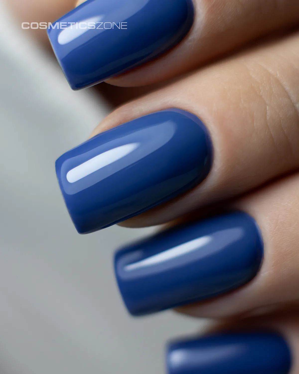 manicure hybrydowy. Paznokcie pomalowane lakierem hybrydowym granatowym