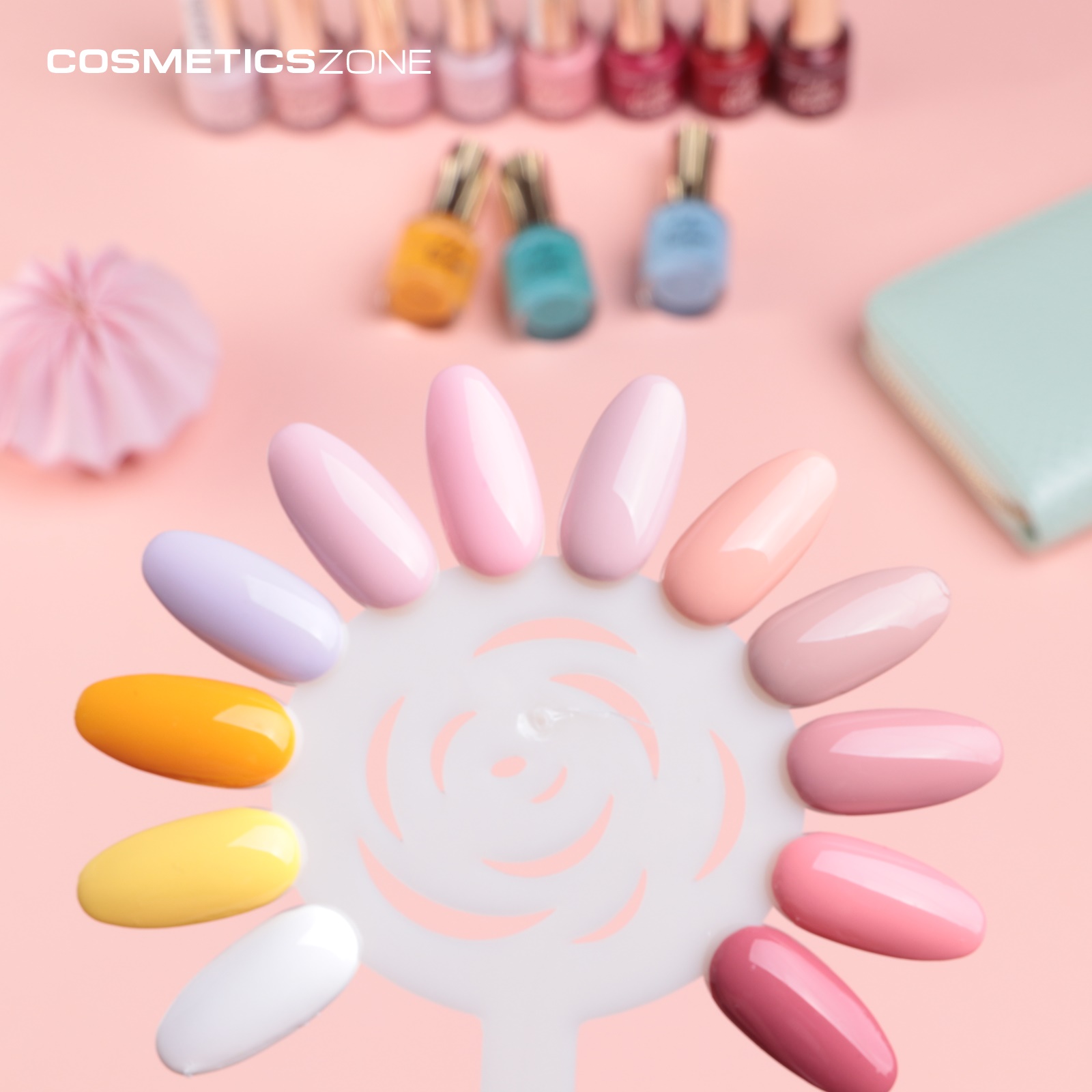 Paleta pomalowana lakierami klasycznymi Color Lacquer, w tle butelki lakierów