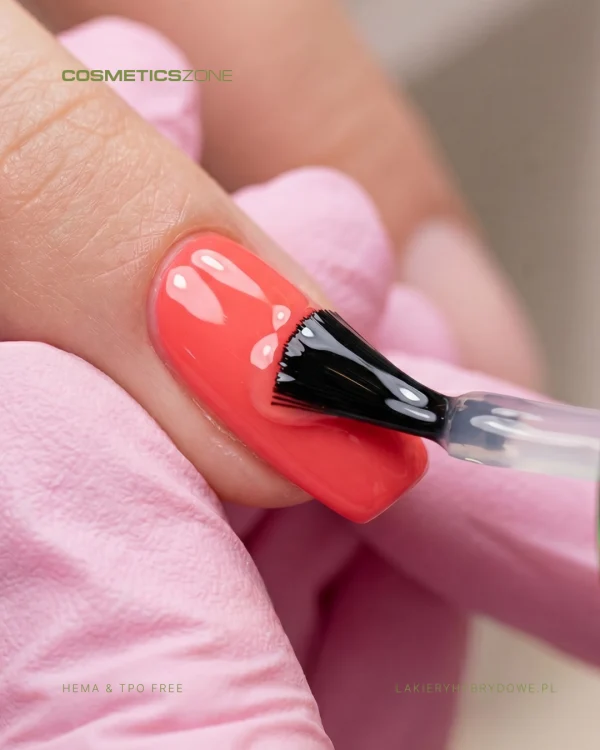 Nakładanie topu hybrydowego Cosmetics Zone na neonowy manicure - błyszczące wykończenie stylizacji paznokci