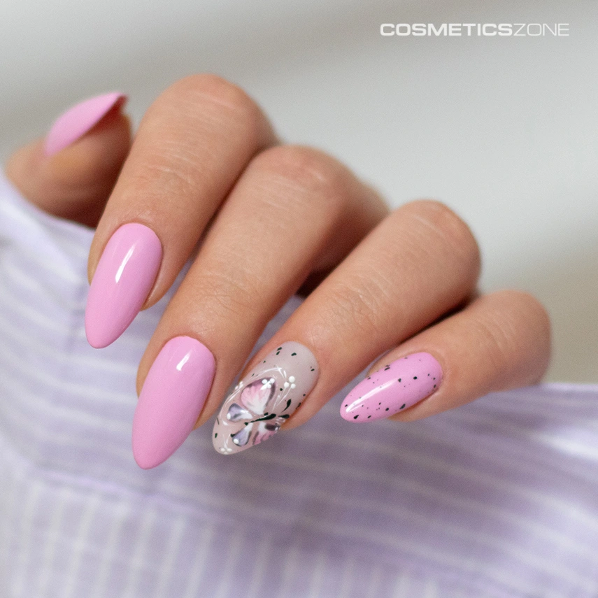 Manicure hybrydowy. Paznokcie pomalowane różowym lakierem z motylkiem