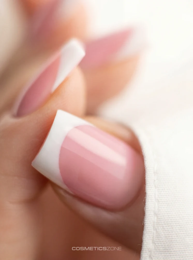 French manicure w stylu clean nails, naturalne paznokcie z białą końcówką, zadbane dłonie i zdrowa płytka