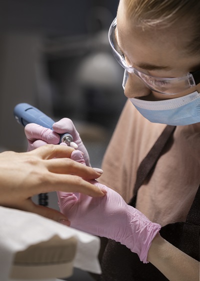 Prawidłowe zdejmowanie lakieru hipoalergicznego