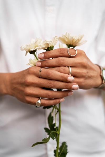 Manicure ślubny dla alergiczek – delikatna i bezpieczna stylizacja na ten wyjątkowy dzień