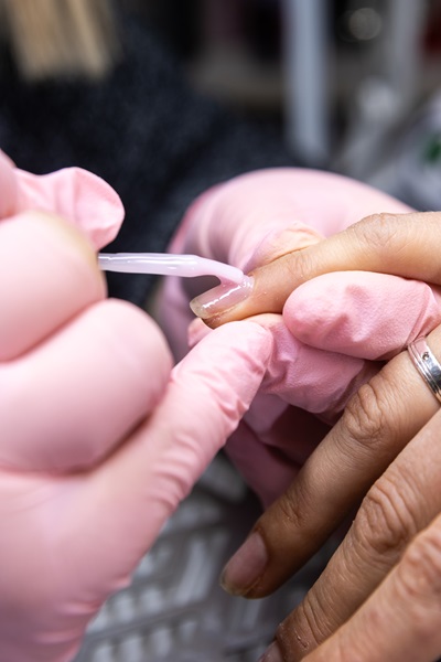 Jak pracować z topem hipoalergicznym, aby bezpiecznie chronić kolor hybrydy?