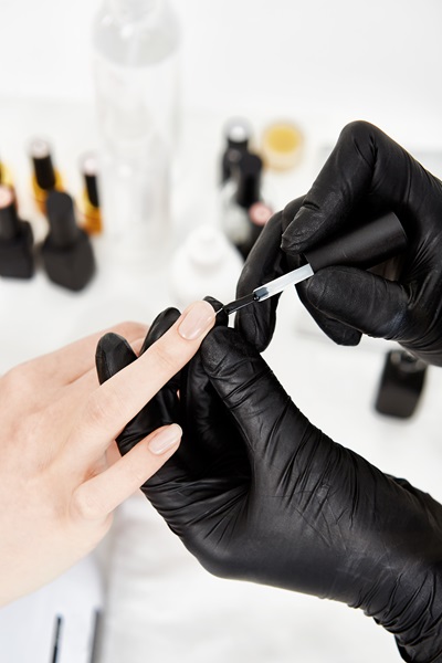 Zabezpieczanie zdobień topem hipoalergicznym – bezpieczna aplikacja krok po kroku