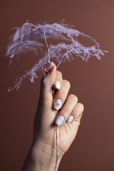 Cieliste paznokcie z ozdobami – subtelny manicure z wyjątkowym detalem